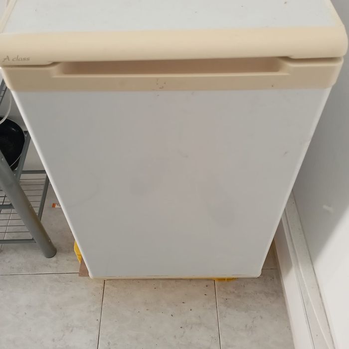 Frigorífico apenas
