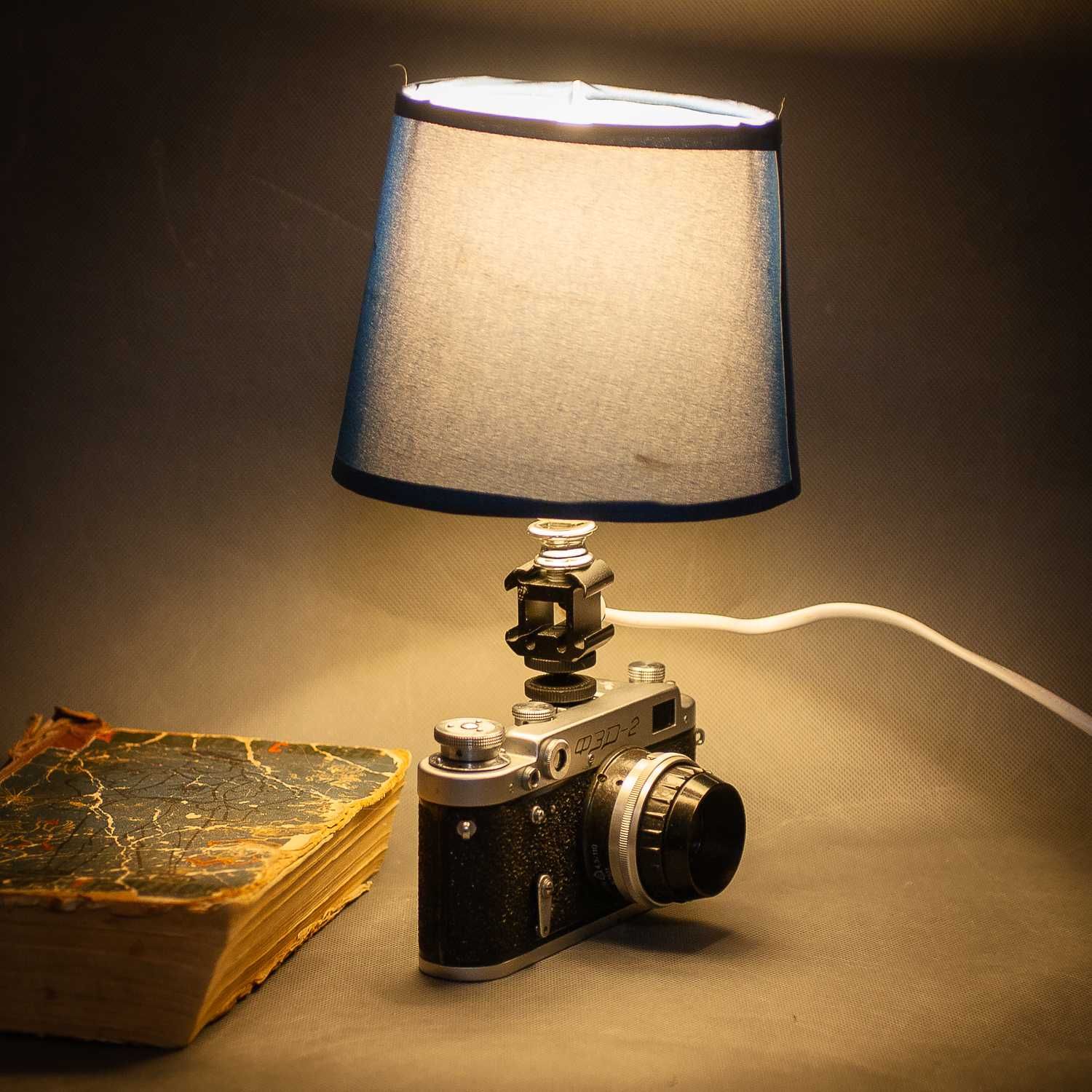 Подарок фотографу и любителям в стиле Лофт-  настольный светильник.