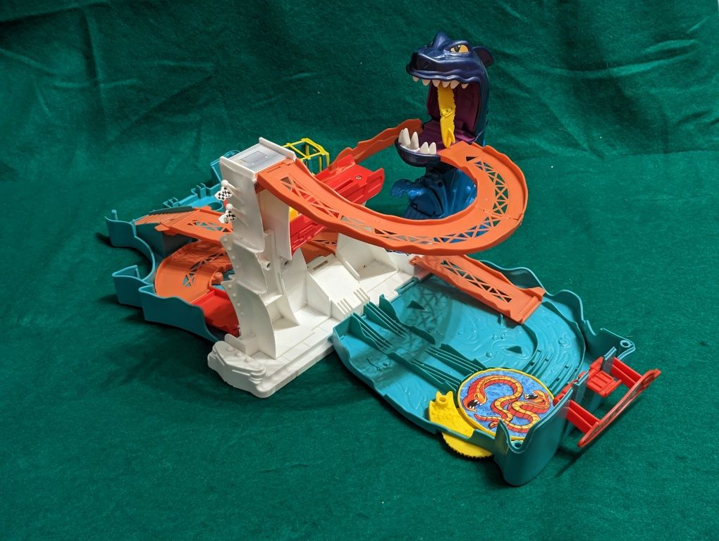 Hotwheels - Pista e Caixa de transporte - Sharkbite Bay