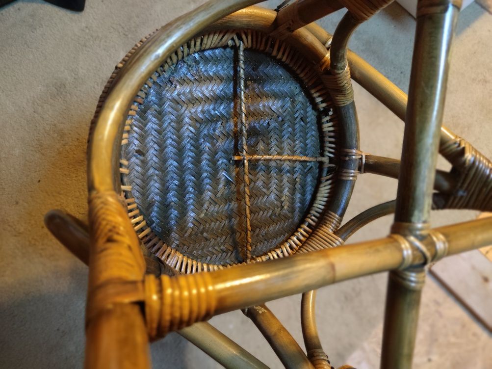Stylowe krzesło rattanowe do renowacji
