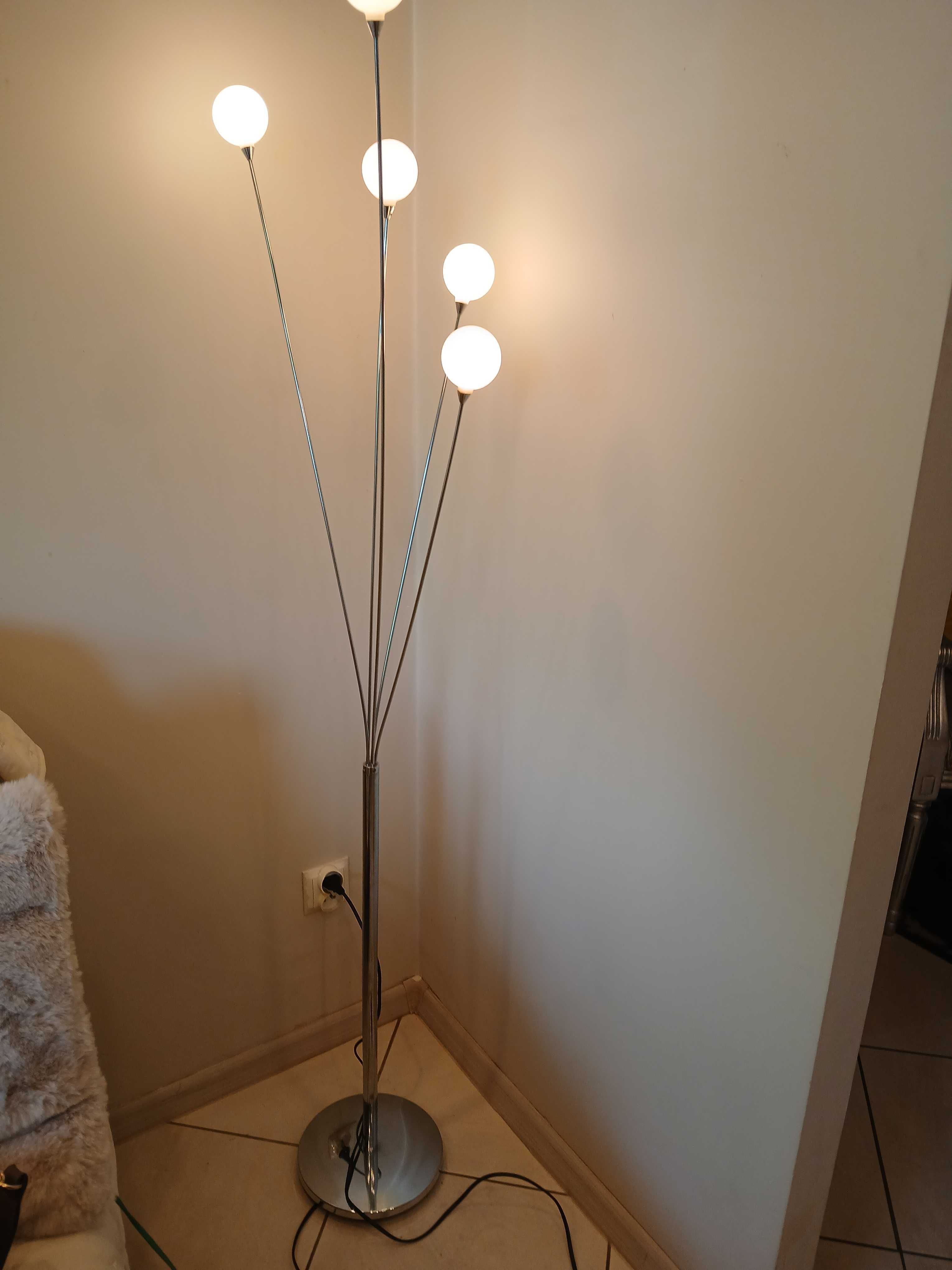 Elegancka stojąca lampa