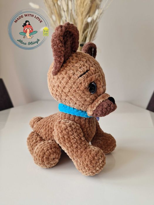 Buldog francuski, maskotka szydełkowa.