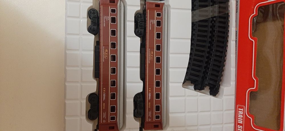 Железная дорога с тремя вагонами Big Motors артикул 19033-4