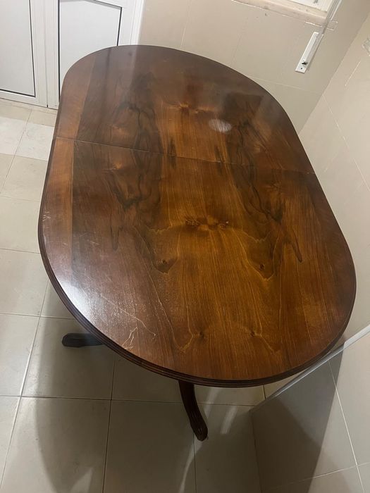 Mesa de jantar em muito bom estado