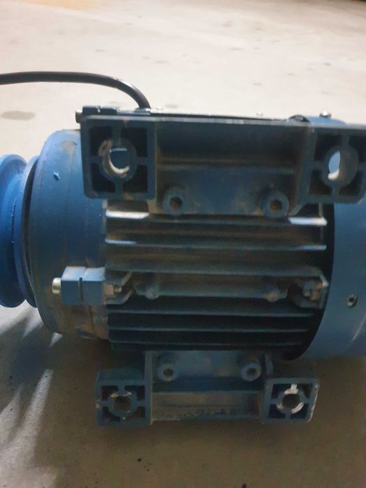 Motor elétrico trifasico marca universal motors de 1.1 kw como novo