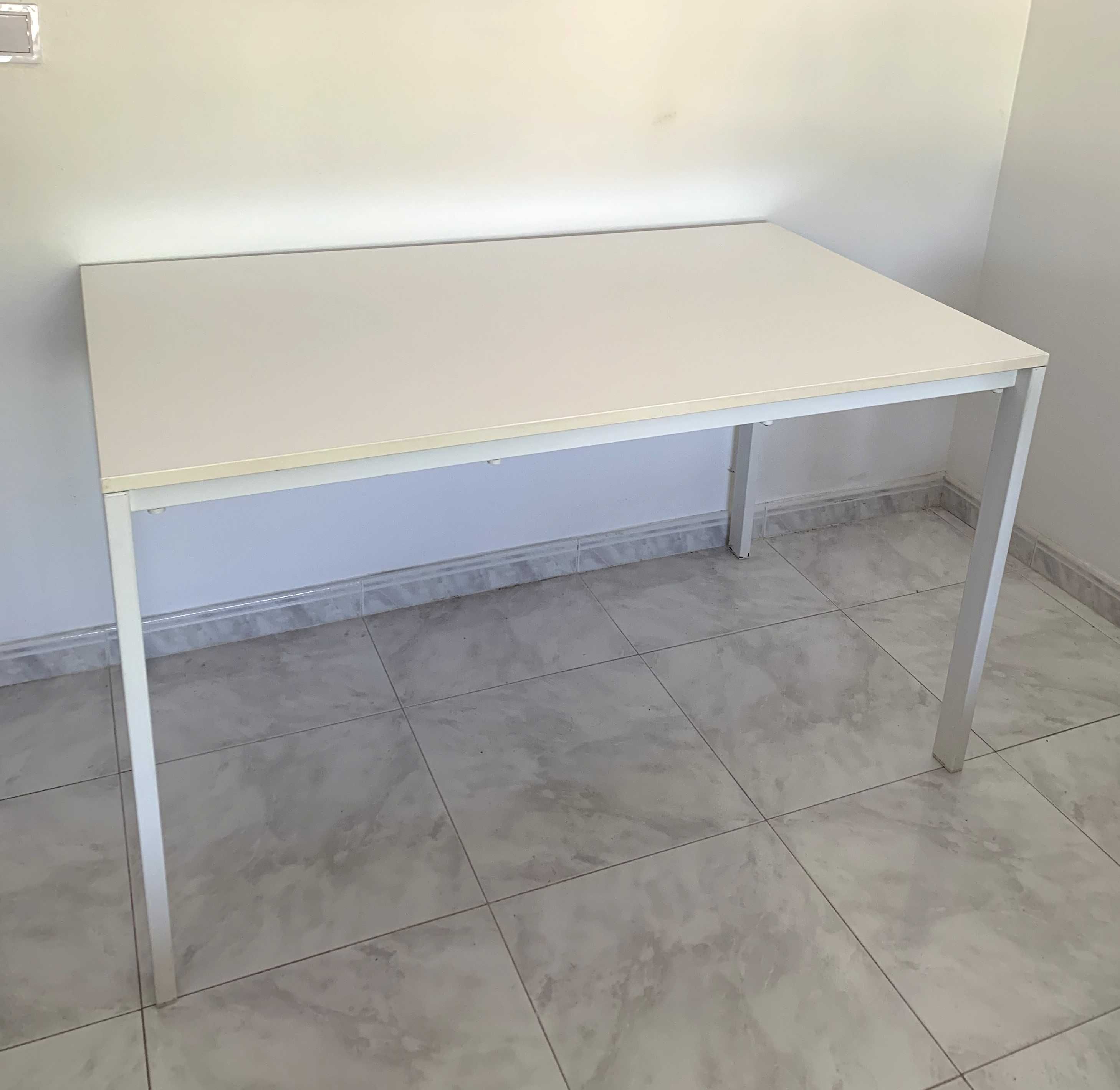 Mesa Ikea em perfeito estado