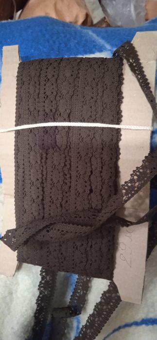 Продам тасьму червону та коричневу