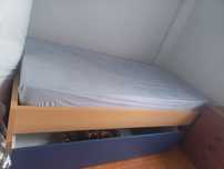 Cama de solteiro  em madeira com um gavetão..