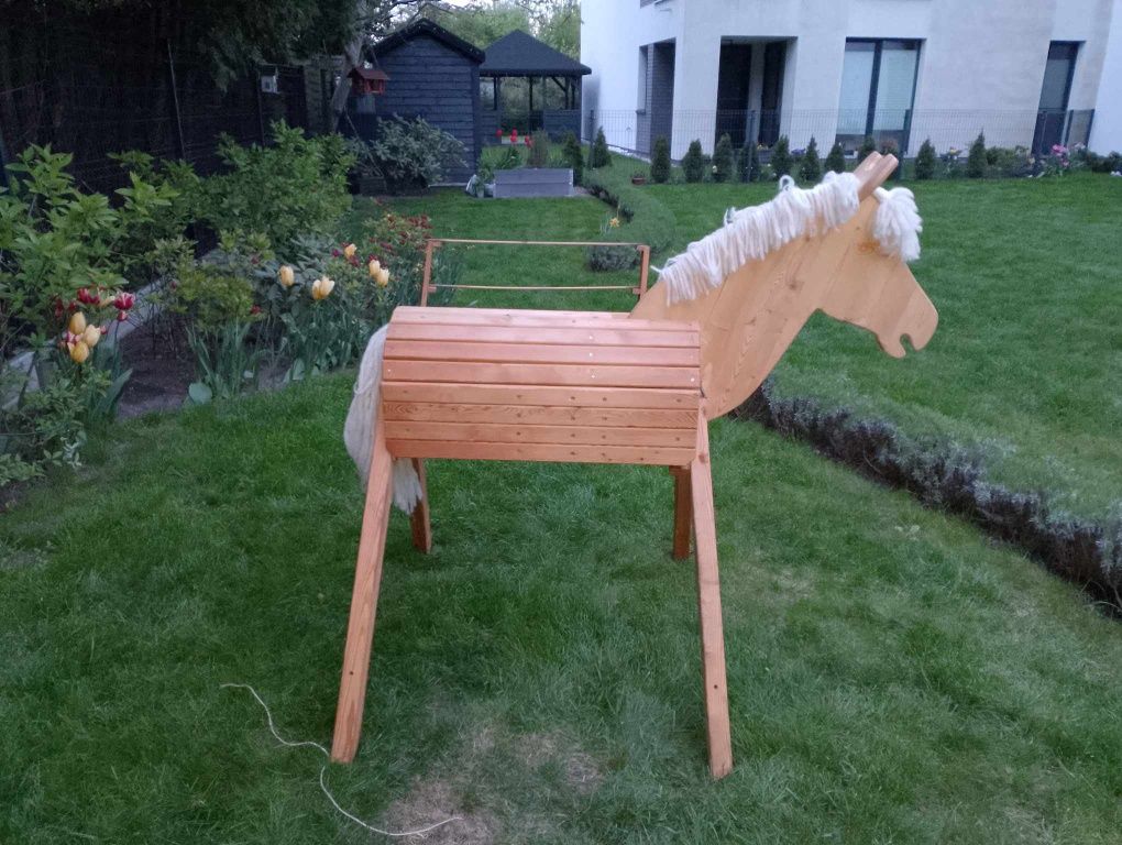 Drewniany duży koń