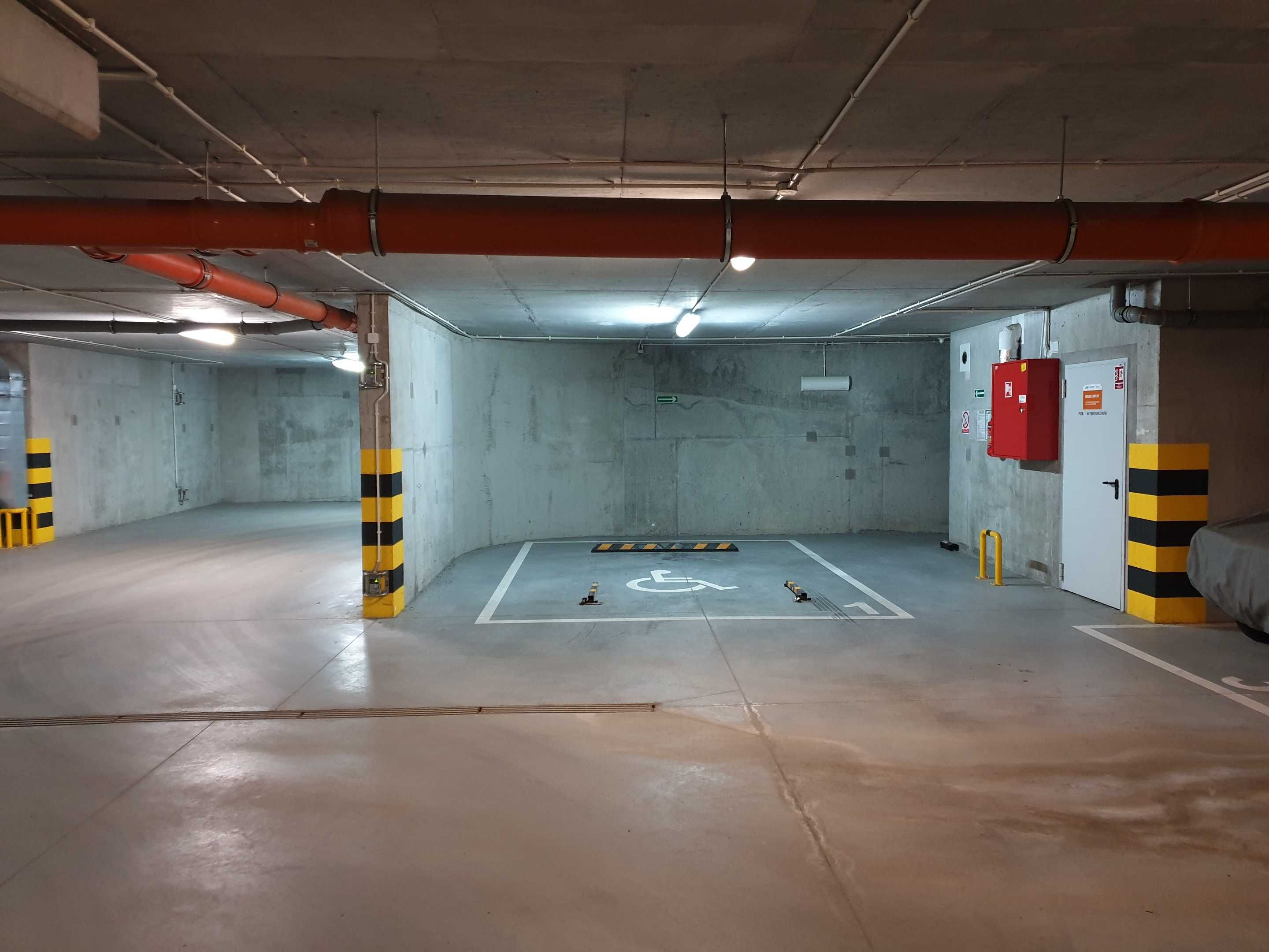 Szerokie miejsce parkingowe w garażu podziemnym - ul. Ignacego Domeyki