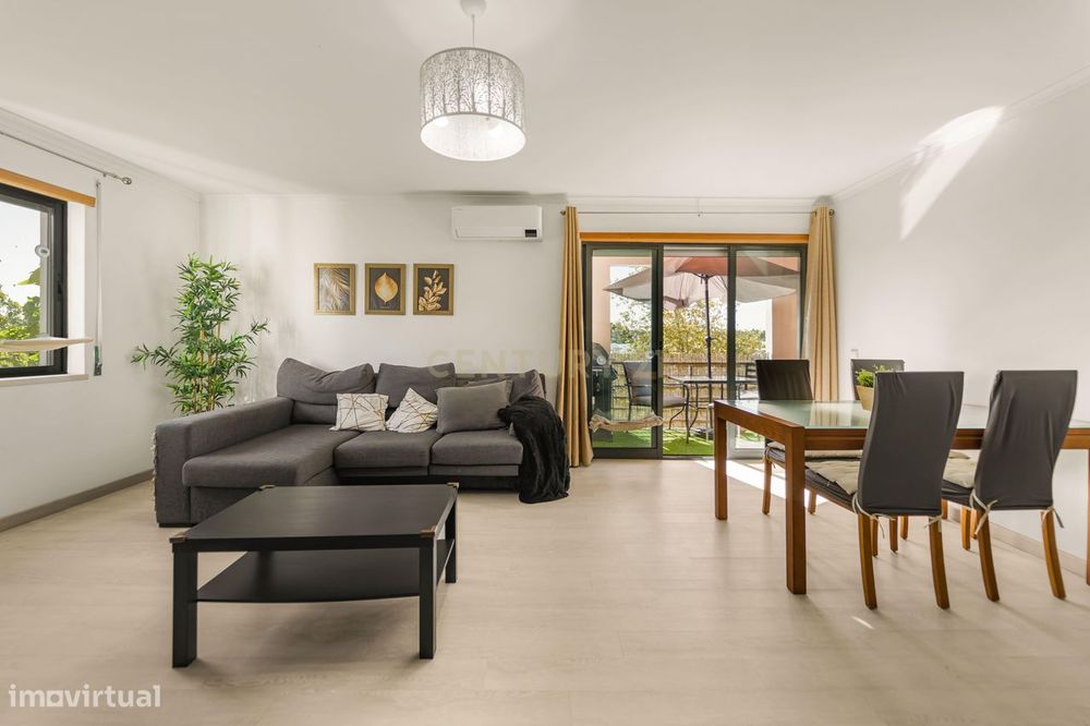 Apartamento T3 com 2 parqueamentos, arrecadação e enorme varanda com v