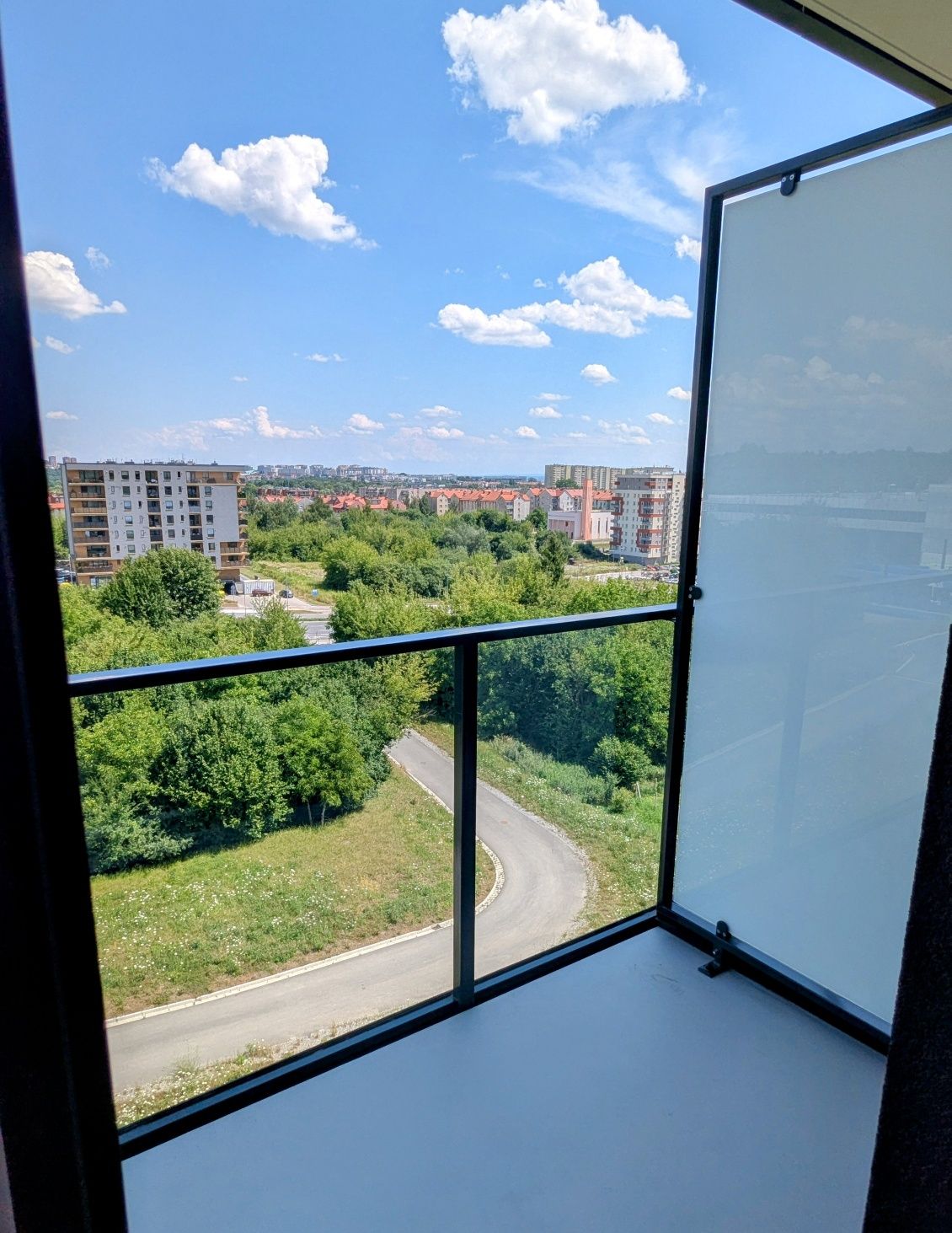 Widokowy pokój z balkonem, wysoki standard w nowym mieszkaniu, tramwaj