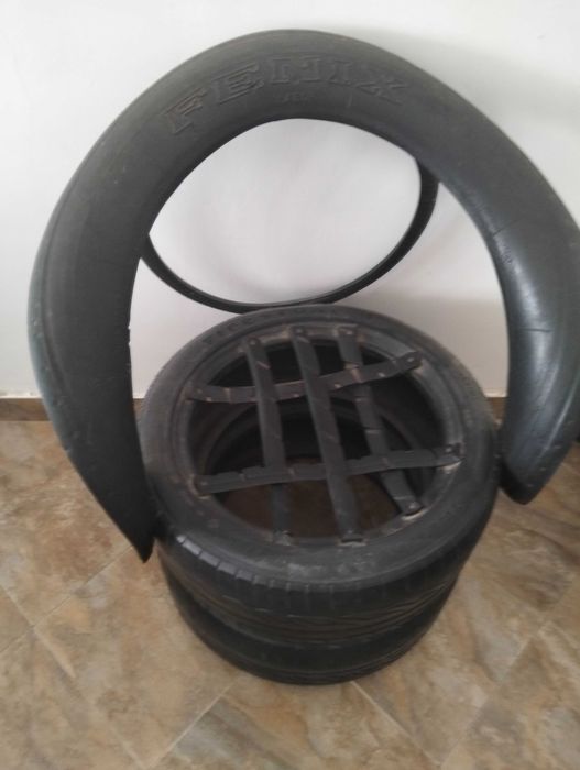 Cadeirões e mesa feitos de pneus