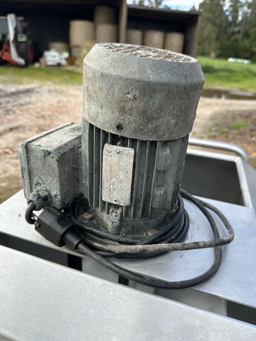 Carro misturador/distribuidor leite para vitelos