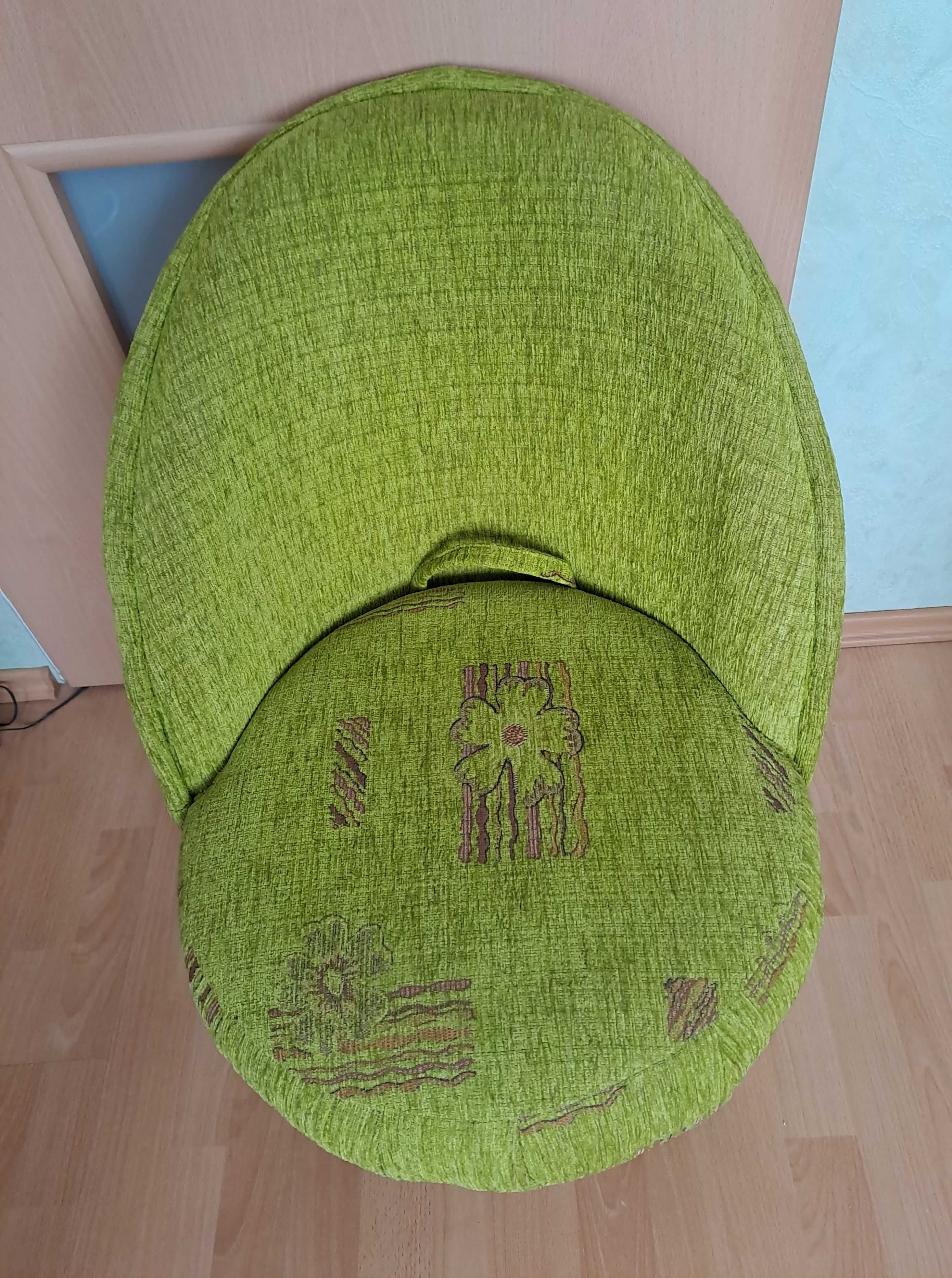 Mały fotel - pufa, z oparciem i pojemnikiem, tapicerowany zielony