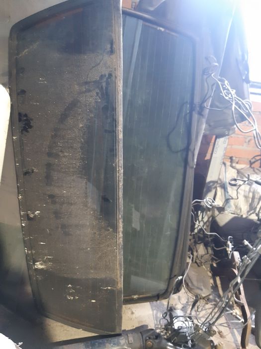 Szyba tył navara D22