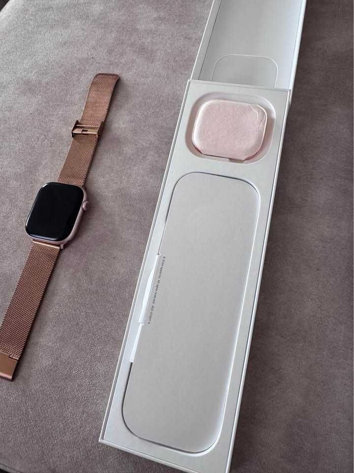Apple Watch 10 w kolorze golden rose.