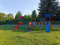 Duży kolorowy metalowy plac zabaw
