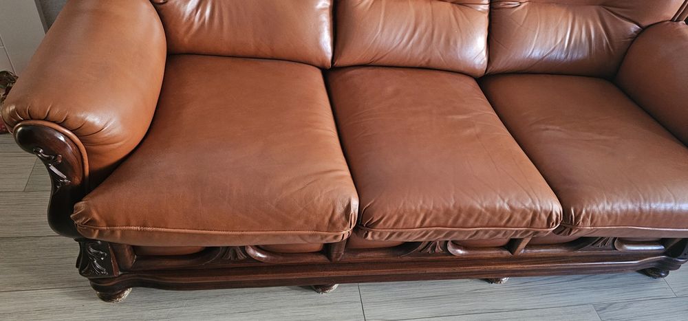 Vendo sofás em pele verdadeira