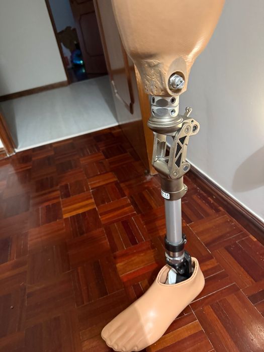 Prótese de perna com joelho semi-hidráulico