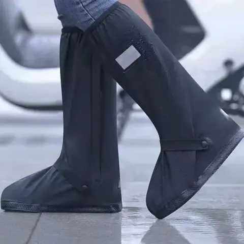 Високі чоботи бахіли від дождя та бруду.