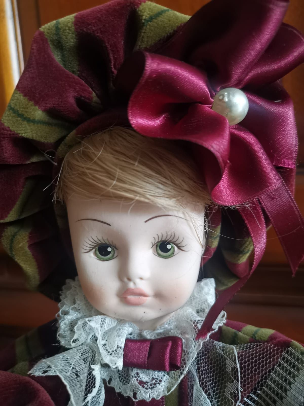 Lalka wykonana z porcelany.