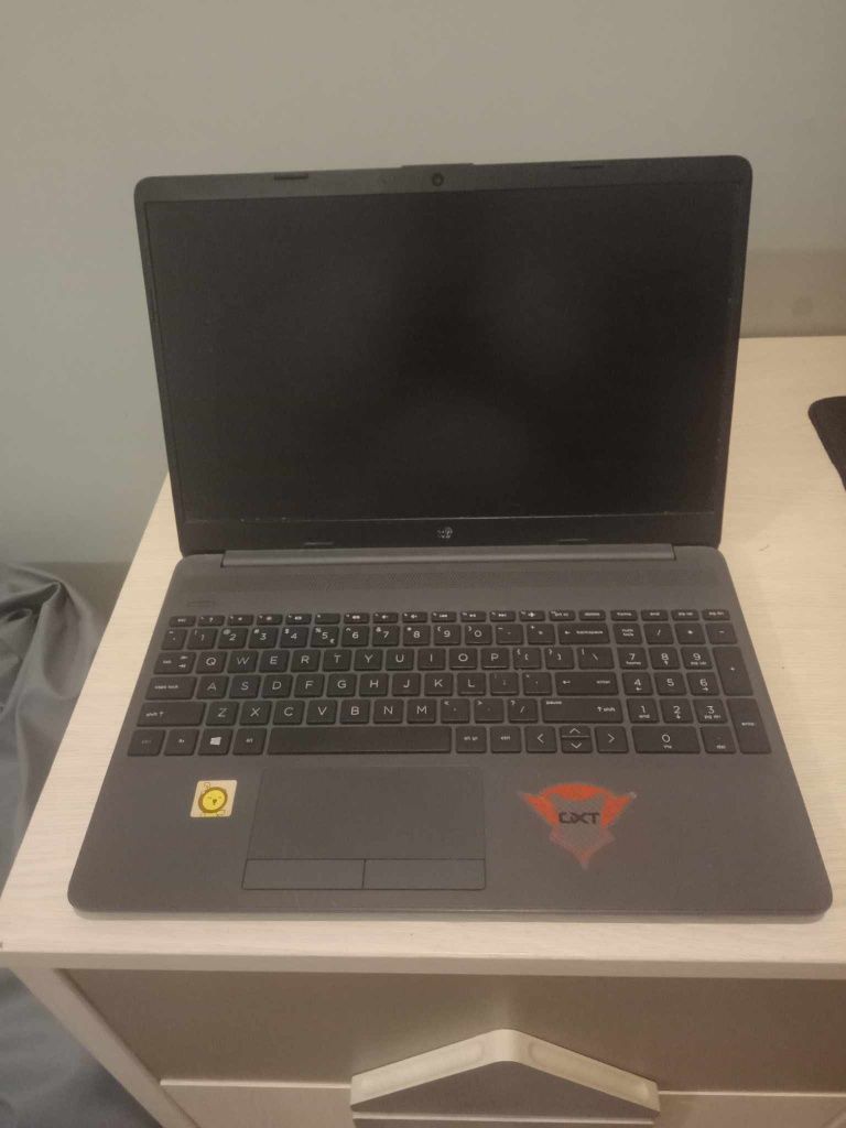 Laptop HP 255 g8