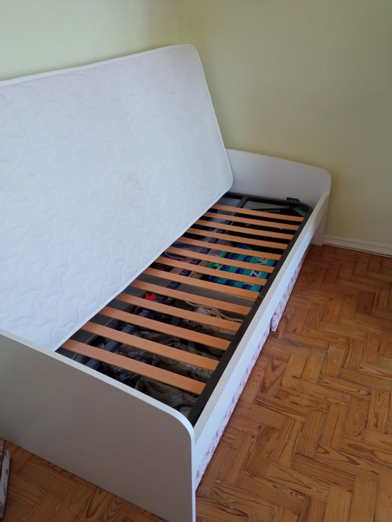 Quarto infantil c/ 2 camas e armário