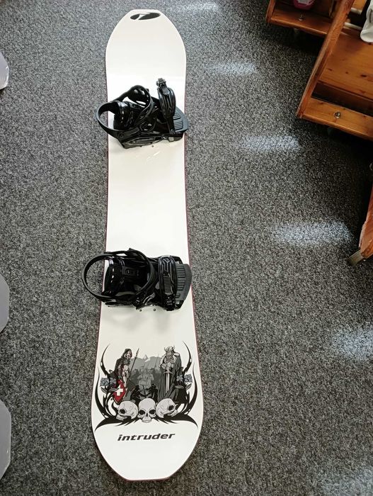 Snowboard Intruder 157 cm z wiązaniami Raven