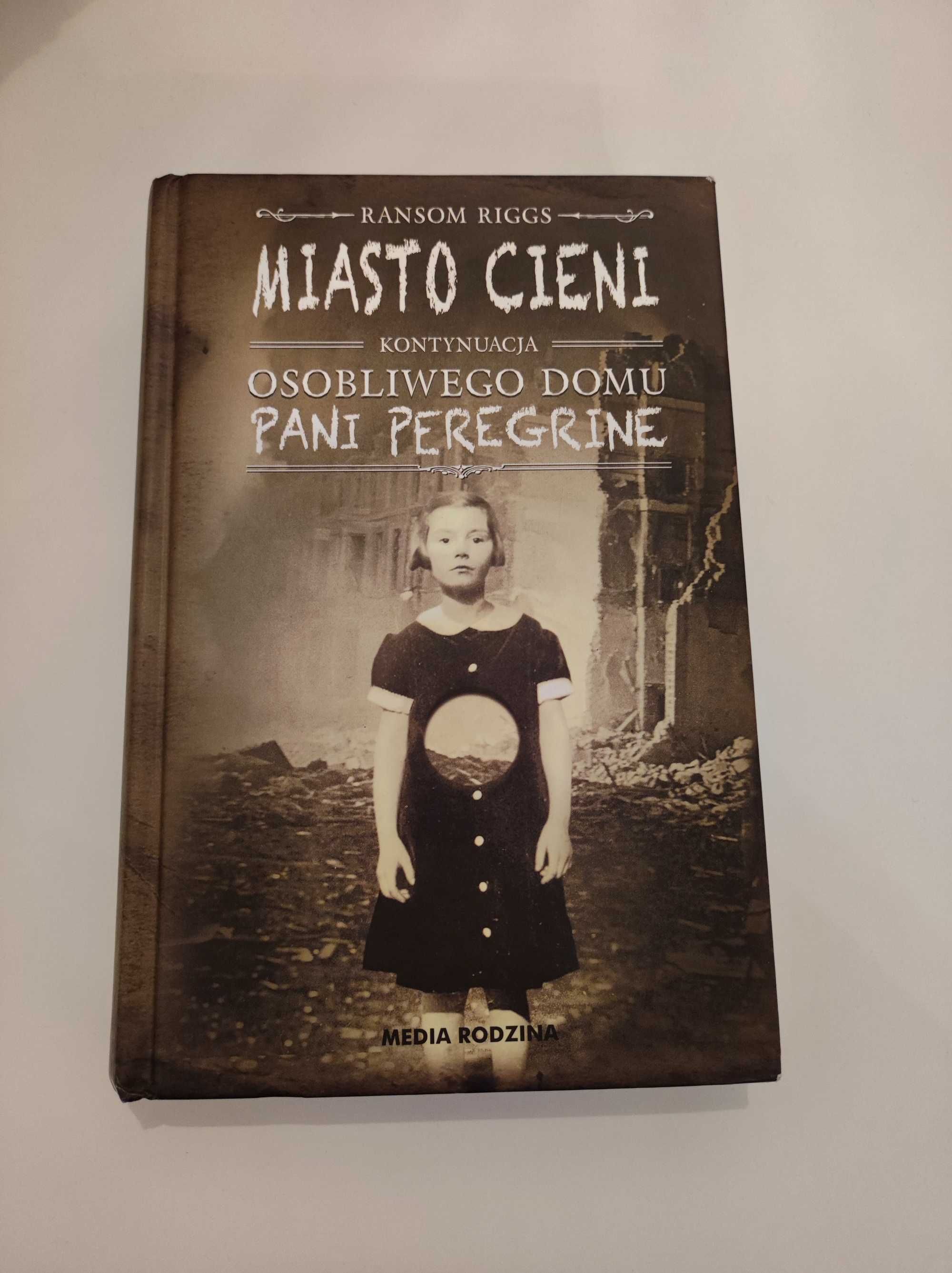 "Miasto cieni. Osobliwy dom pani Peregrine." Ransom Riggs