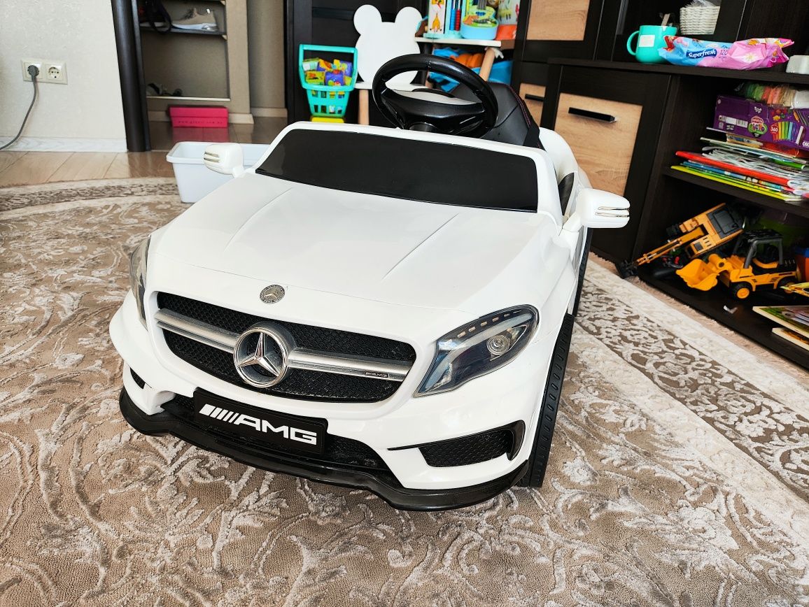 Автомобіль дитячий Mercedes Benz