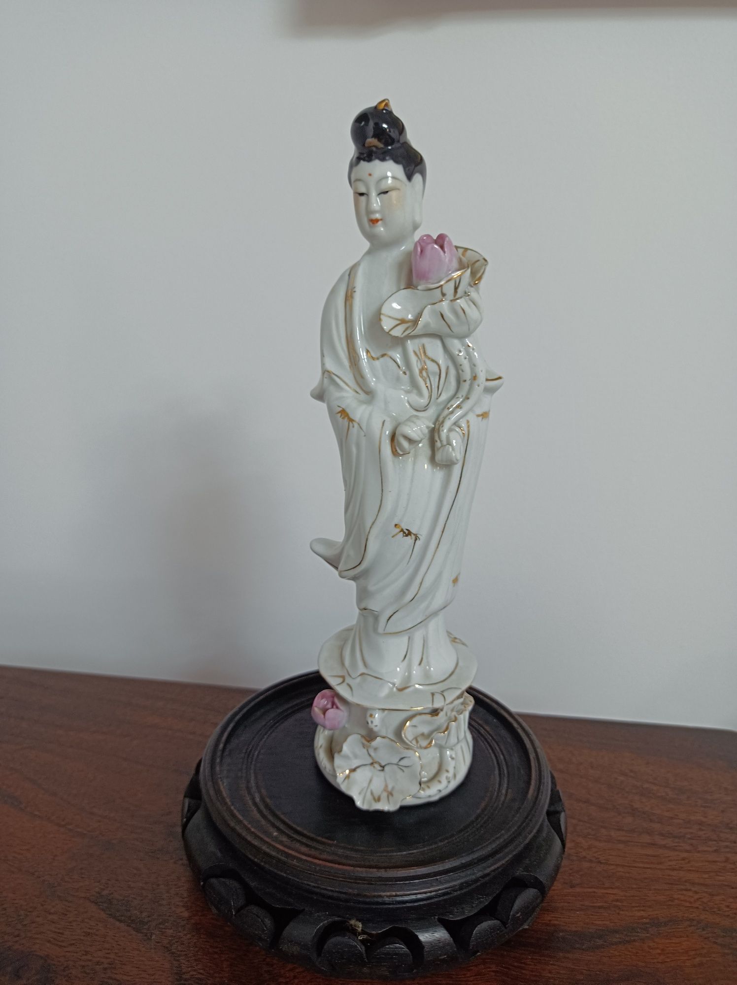 Guan Yin figurka porcelanowa .Lotos. Bogini .Chiny. Rzadkość.