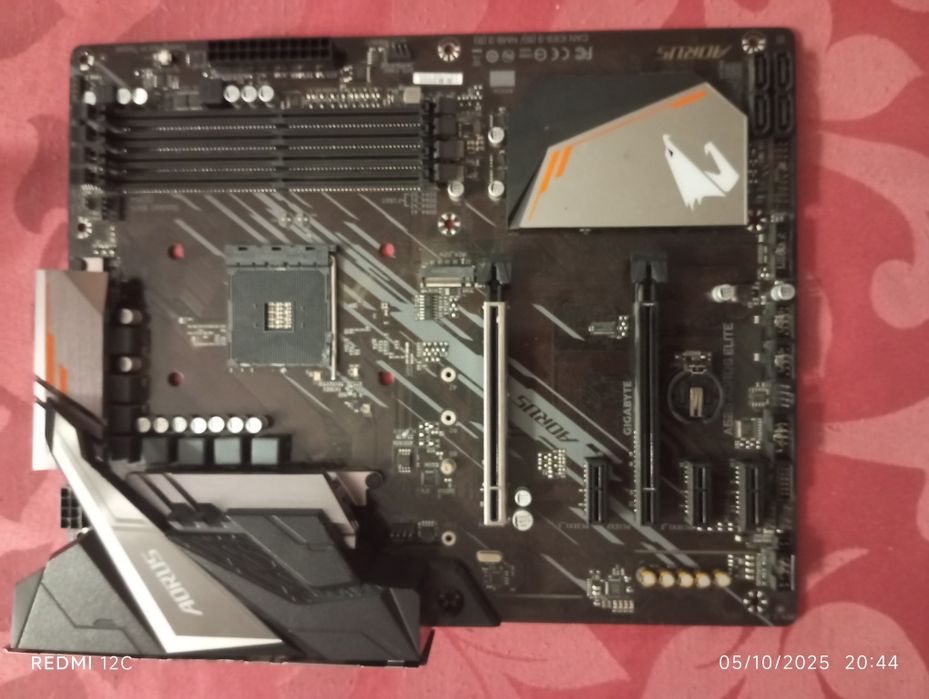 Vendo placa-mãe Gigabyte AORUS B450 Elite (socket AM4), compatível com