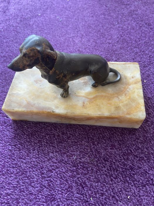 Figurka jamnika na podstawce z marmuru