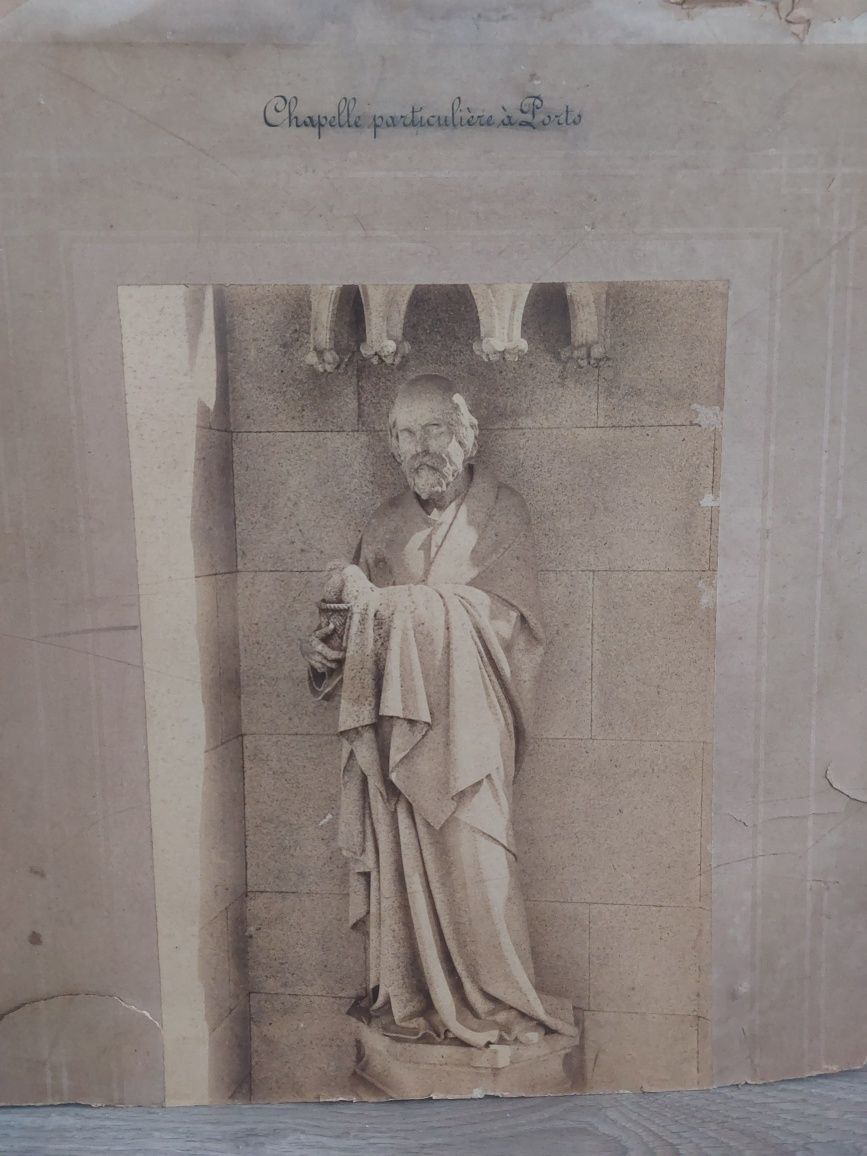 Foto do Sec.XIX numa capela particular no Porto,com um monge?ou padre?