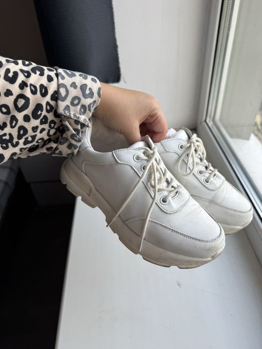 Білі кросівки.