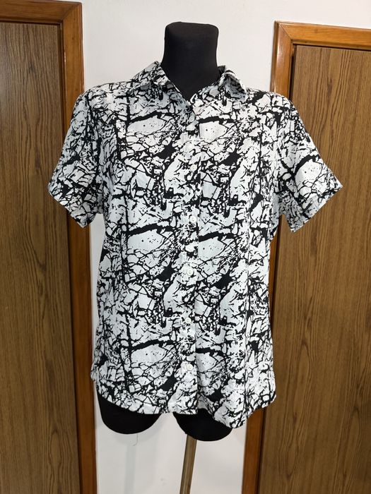 Biało czarna koszula oversize z krótkim rękawem