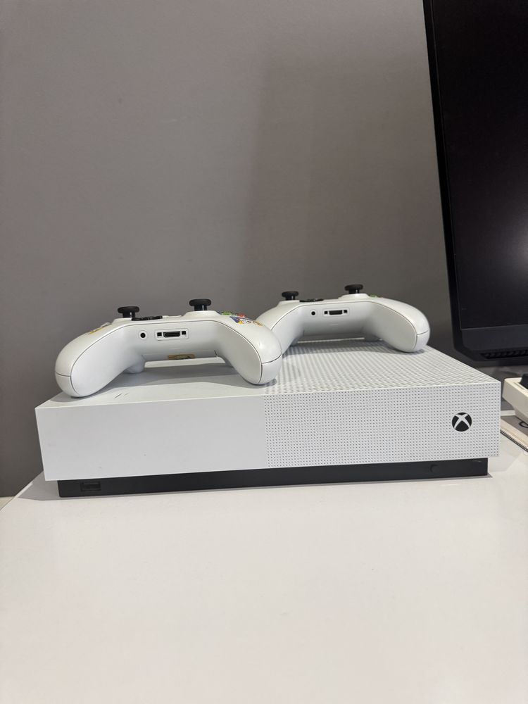 Xbox one S- відмінний стан 1 тб