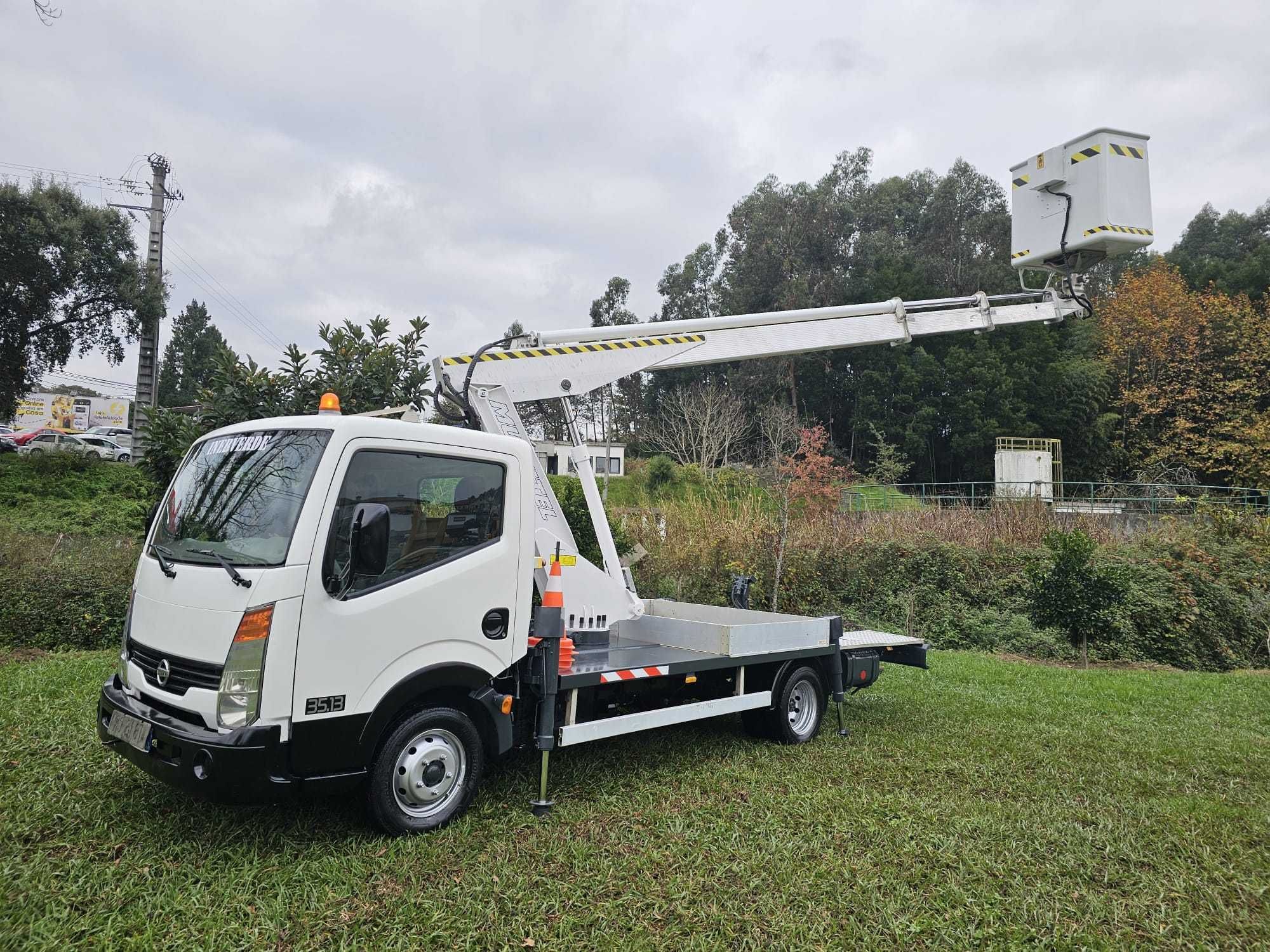Nissan cabstar c/ plataforma elevatória