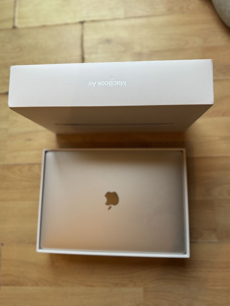 McBook Air M1 256 GB SSD 8 GB memory