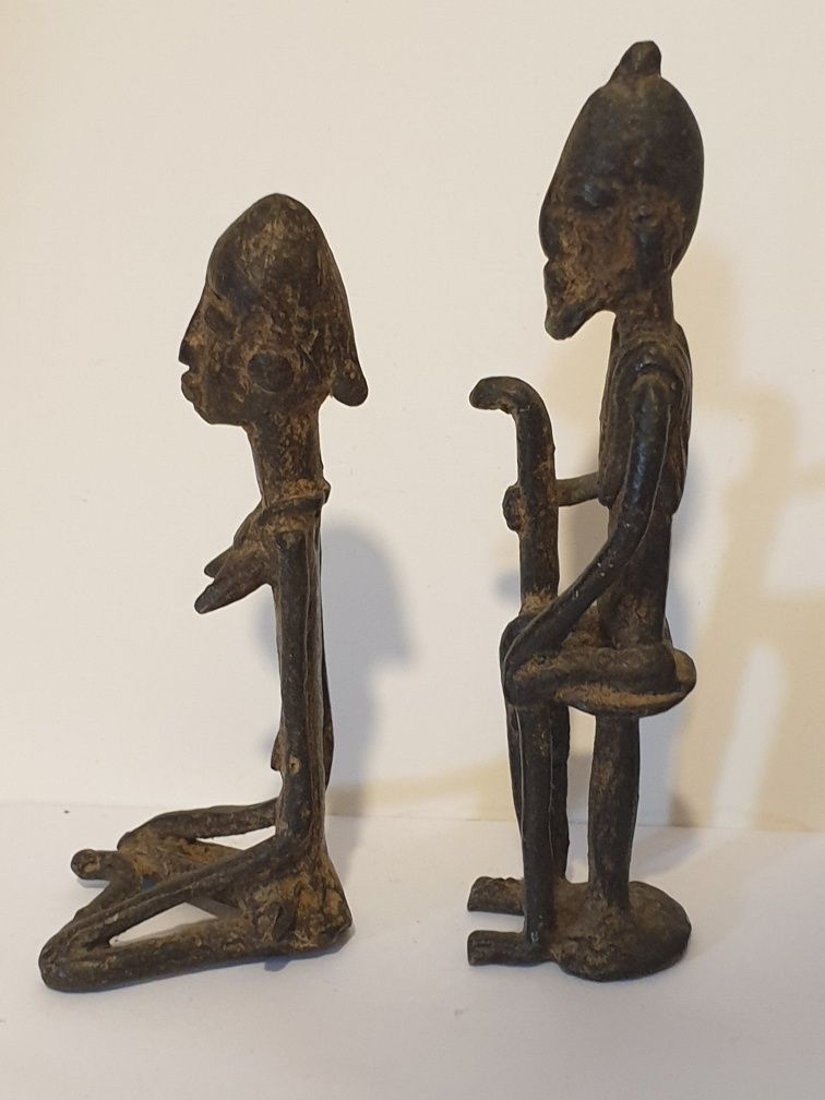 Conjunto de 4 antigas figuras tribais africanas em bronze