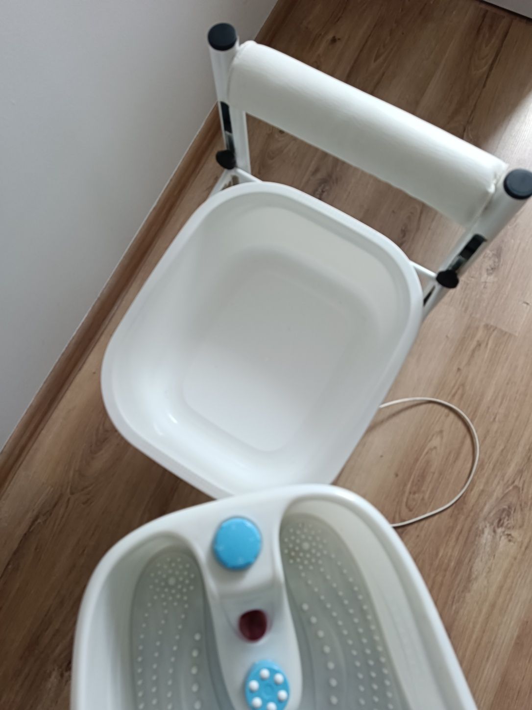 Zestaw do pedicure brodzik z podnóżkiem i miską z hydromasażem