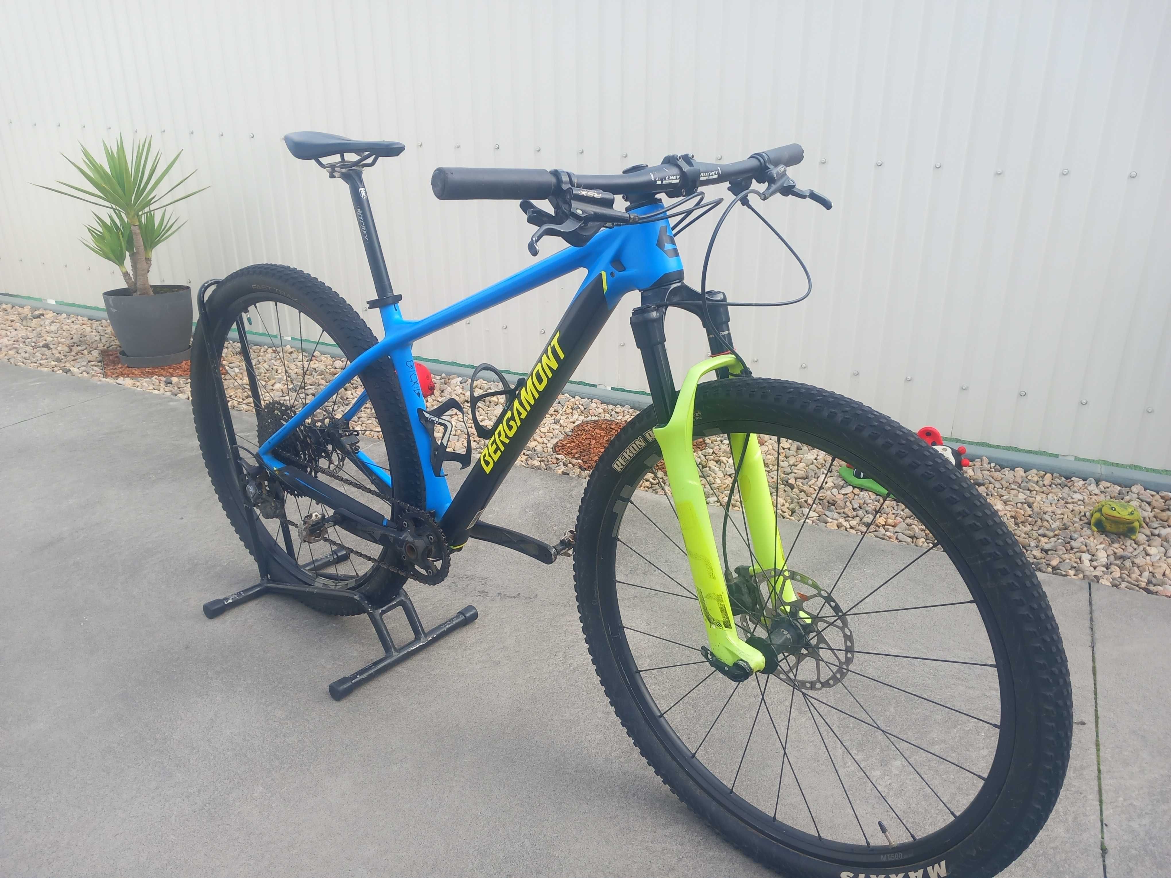 Vendo bicicleta de BTT em Carbono,  tamanho M