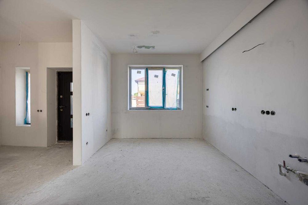 Продаж котеджу з розпочатим ремонтом в Рудне