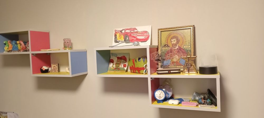 Продам меблі в дитячу кімнату (стінка, комод, поличкі)