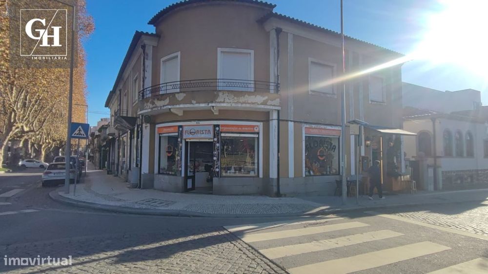 Loja no rés-do-chão com excelente localização