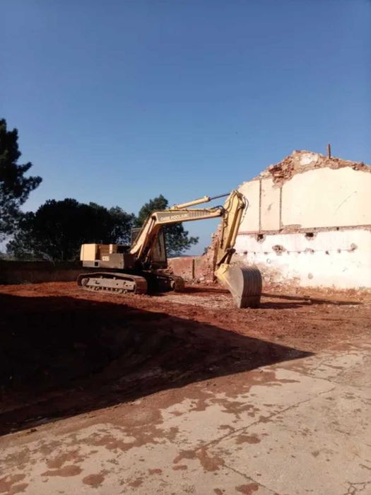 Serviços de giratória e retroescavadoura