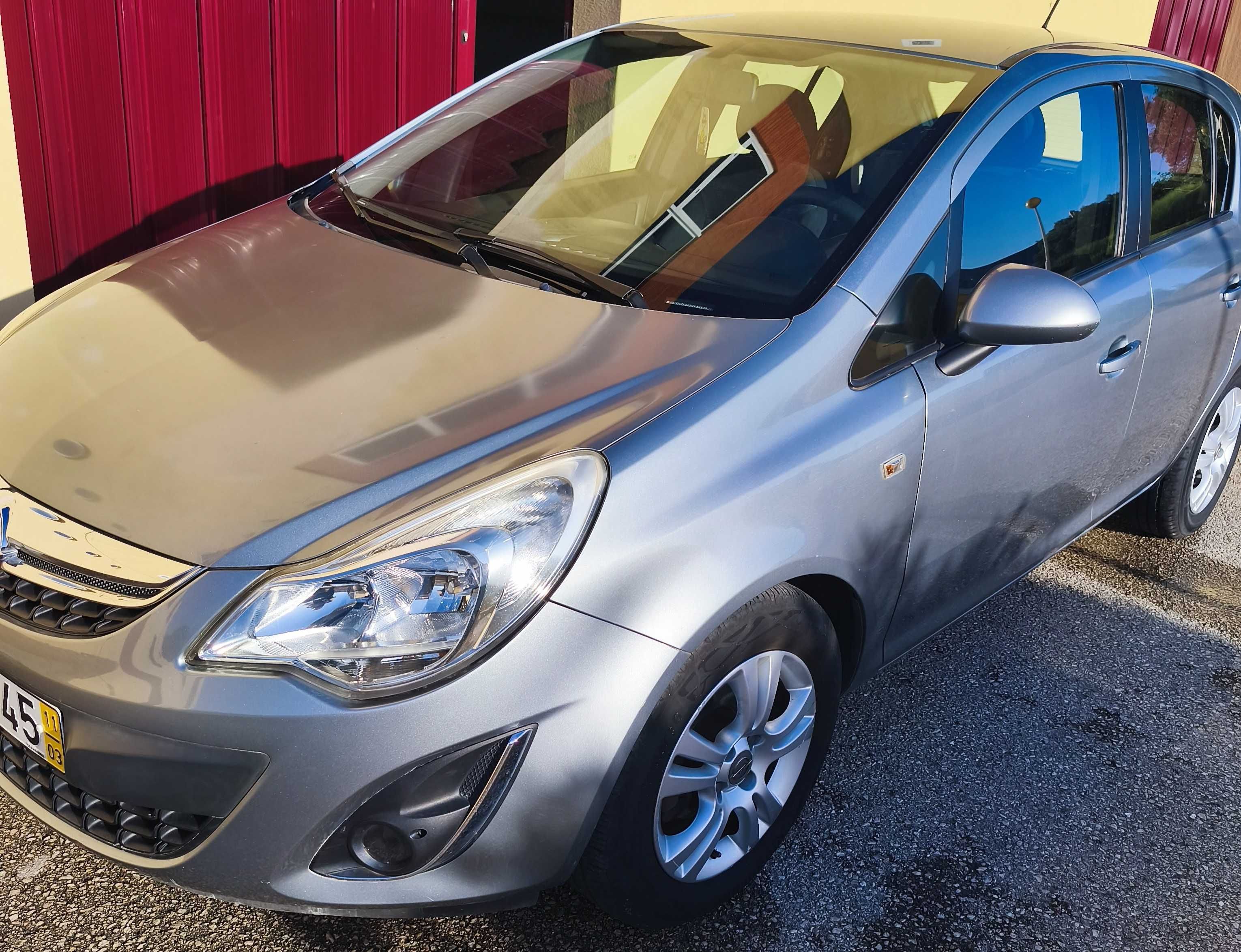 Opel Corsa Enjoy 1.2, com 85 cv, com pouco Kms efetuados.