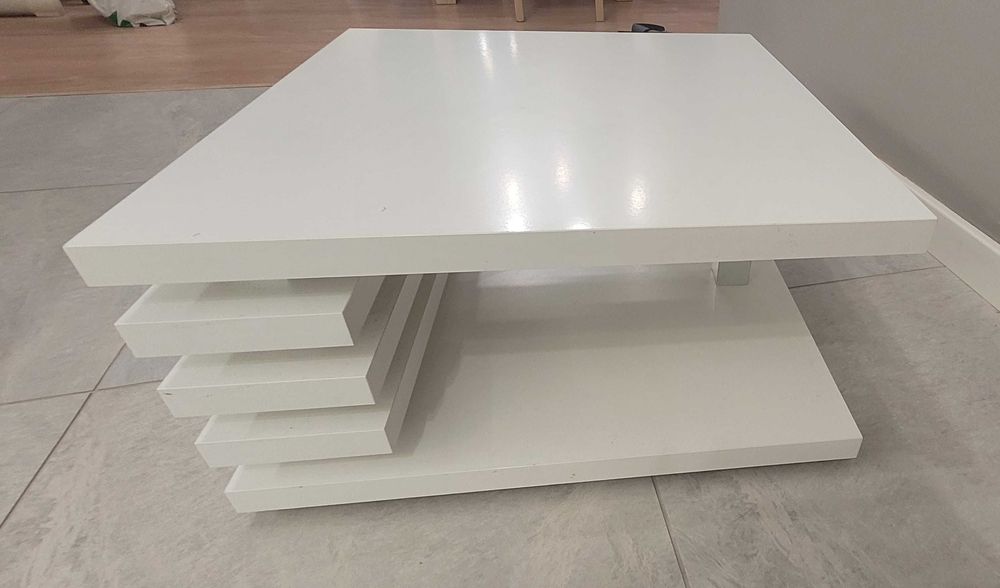 Biały stolik kawowy