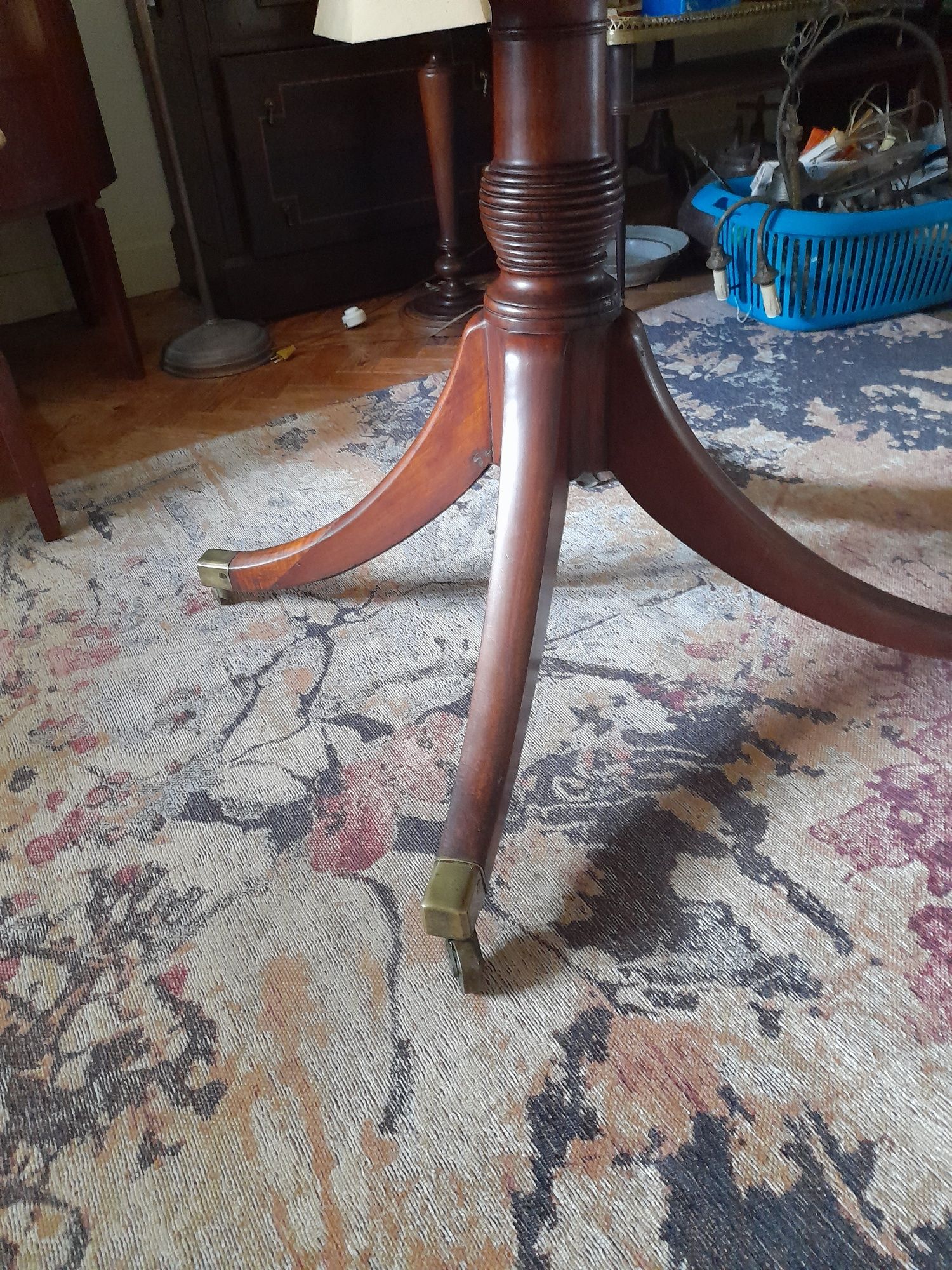 Mesa de jantar em mogno